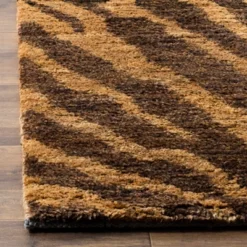 2'6"x8' Runner Tiger Print Natural/Black - Safavieh